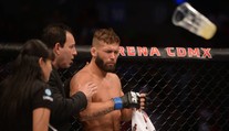 Zápas UFC nepoznal vítěze! Diváci naházeli do klece plastové lahve