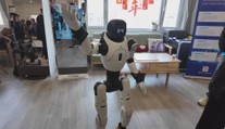 Čína otevřela nový domov důchodců. O seniory se tam starají roboti