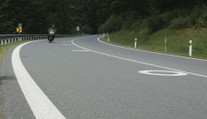 Na silnicích se objevilo nové dopravní značení. Má pomoci motorkářům
