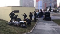 Motorkář ujížděl před policií. Po vybourání se pokusil utéct po svých