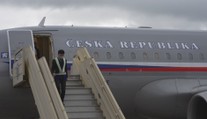 Čeští politici navštívili exotické země. Domů přivezli zakázky i skandály