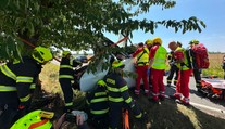 Řidič u Roudnice narazil do stromu. Těžce zraněný skončil v nemocnici