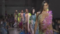 Týden módy v Paříži skončil. Modely předvedla i manželka Beckhama