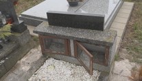 Rozbil urny a vysypal popel. Policie pátrá po neznámém vandalovi ze hřbitova