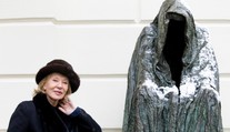 Zemřela známá sochařka a malířka českého původu Anna Chromy