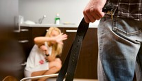 Muž věznil 22 let svou sestru. Na procházku mohla jen na vodítku