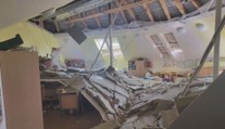 Škola v Počernicích už skoro opravila strop. Propadl se těsně před prázdninami