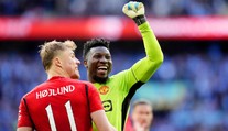 United odvrátili absolutní blamáž. Díky penaltám míří do finále FA Cupu