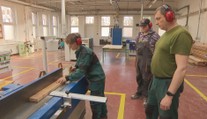 Absolventi učilišť se do řemesel nehrnou. Nástupní mzdy jsou nízké