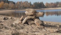 U nádrže Seč na Chrudimsku turisté staví kamenné mohyly. Vadí to záchranářům