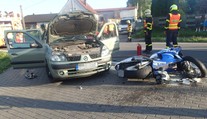Motorkář se srazil s autem. Pět zraněných, včetně dvou dětí (5 a 8)