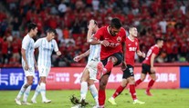 Koronavirus ničí čínský fotbal. Nehraje se a nikomu se tam nechce
