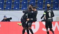 Bláznivý zápas v Linci. Slavia dohrávala v devíti a padla, přesto postupuje