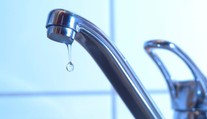 Voda podraží o stovky korun za měsíc. Šetření poplatky nesníží, varuje expert