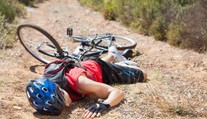 Cyklisté, pozor! Na pardubickém mostě někdo natahuje fólii
