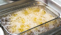Razantní změna v dopravě. Francouzská auta začnou vonět po hranolcích
