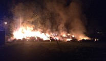 Rozsáhlý požár na Liberecku! Nevětrejte, apelují hasiči kvůli kouři