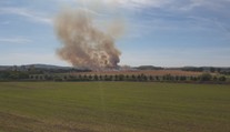 U Prahy hořelo 30 hektarů pole! K požáru vyrazili hasiči i záchranáři