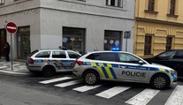 V centru Prahy náhle zemřela mladá cizinka. Kriminalisté zjišťují, co se stalo