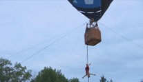Akrobatka předvedla nebezpečné kreace. Vznášela se na laně visící z balónu