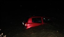 Zfetovaný řidič utekl a schoval se ve vodě. Auto ho následovalo
