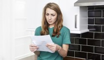 Vysoké pokuty i nevracení přeplatků. Lidé čelí trikům dodavatelů energií