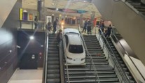 Tudy cesta nevede! S kradeným autem zablokoval vchod do metra