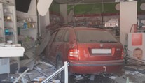 Nehoda v Rakovníku: Řidič prorazil výlohu a vjel do lékárny, skončil v nemocnici