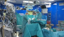 Chirurgyně dala 12leté dceři vrtačku a nechala ji vyvrtat díru do lebky pacienta