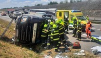 Na D3 se převrátil kamion. Řidiče museli vyprošťovat, letěl pro něj vrtulník