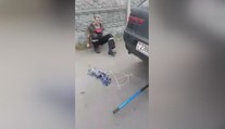 Video: Víte, co se stane, když ucpete výfuk, a pak se na to podíváte pěkně zblízka?