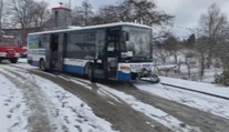 Hromadná nehoda, havárie autobusů: Sníh a led daly řidičům opět zabrat