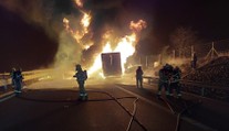 Kamion na D35 pohltily plameny. Policie dálnici uzavřela