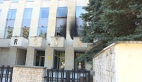 Policie obvinila muže, který se přiznal k útoku na Ruský dům. Hrozí mu osm let vězení
