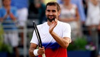 Chorvat Čilič končí na Wimbledonu kvůli covidu, trénoval i s Djokovičem