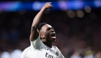 Vinícius opět provokoval. Poslal penaltu do vesmíru, pak se vysmál fanouškům