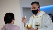 Obrovský trapas amerického kněze: Popletl slova, tisíce křtů jsou neplatné