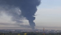 Ukrajina masivně zaútočila na Rusko. Moskvou se valí černý kouř