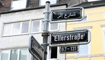 V Německu začali označovat ulice cedulemi v arabštině. Lidé zuří