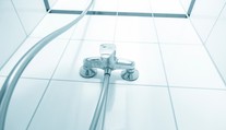 Velmi nepříjemné překvapení! Mladá žena objevila v koupelně hotelu malou kameru