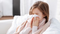 Chřipka bere Česko útokem. První nemocnice vrací roušky a omezují návštěvy