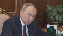Opuchlý Putin na schůzce vypadal vyčerpaně. Sotva zůstal vzhůru