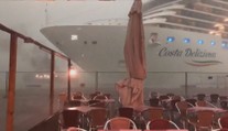 Děsivé video: Velká výletní loď jen těsně minula molo v Benátkách!