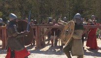 Řinčení mečů a dusot koní. U Kladna se utkaly stovky historických bojovníků
