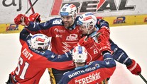 Třinec je prvním finalistou extraligy! Pardubice mají mečbol, zářil Červenka