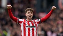 Fotbalista čeká dítě s dcerou trenéra. Fanoušci i spoluhráči nadšeně reagují