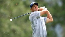 Hole-in-one přes prosklený dům. Golfista plní speciální výzvu, sledují ho miliony lidí
