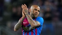 Alves byl propuštěn na kauci. Zaplatí pokutu a nesmí se přiblížit k oběti