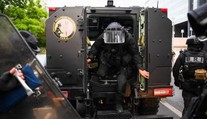 Policie překazila bombový útok v centru Paříže. Útočníka chytila při činu