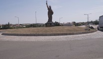 Na kruhových objezdech přibývají zvláštní výtvory. Jsou stále oblíbenější